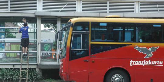 Ada perempuan melahirkan di tangga penyeberangan Transjakarta