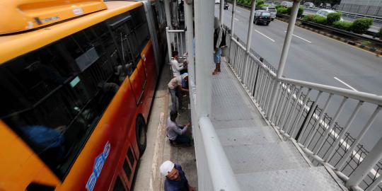 Ibu melahirkan di tangga Transjakarta dibawa ke Puskesmas