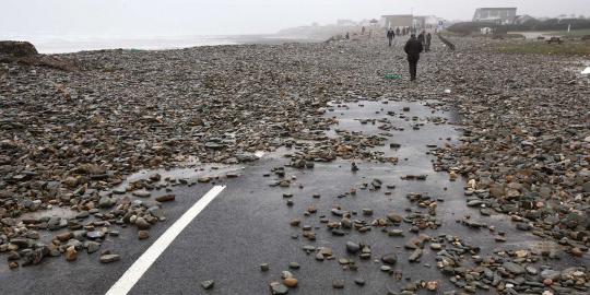 Tersapu Badai Atlantik, bebatuan laut blokir jalan di Prancis