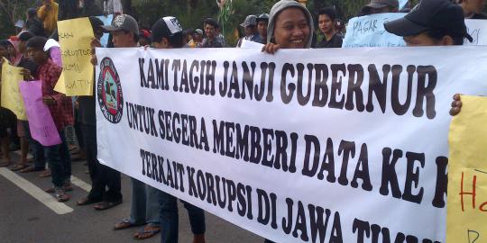 Pendemo desak Soekarwo bantu KPK tangkap koruptor kelas wahid