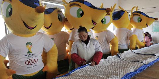 Melihat pembuatan boneka maskot Piala Dunia 2014 Brasil di China
