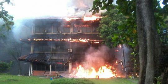 Gedung FISIP UI Depok kebakaran
