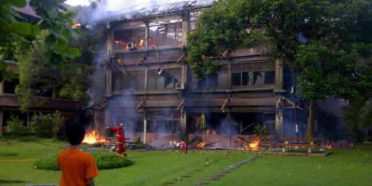 10 Damkar dikerahkan untuk padamkan kebakaran Gedung FISIP UI