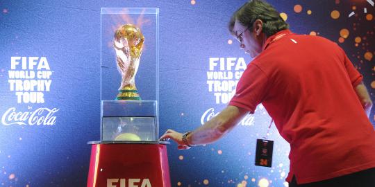 Pegang trofi Piala Dunia, Mensesneg diomeli staf FIFA