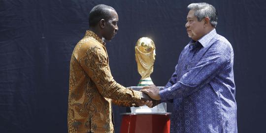 Presiden SBY sambut kedatangan Trofi Piala Dunia di Istana