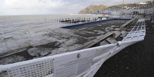 Yang tersisa pasca serangan ombak ganas di Inggris