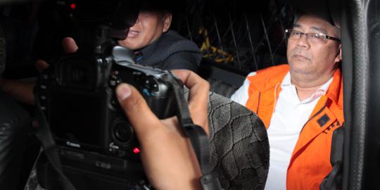 Hambit Bintih dan Cornelis didakwa suap Akil Mochtar Rp 3 M