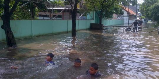 Sekolah di Rawa Domba banjir, siswa SD asyik berenang