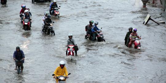 Hujan deras, ruas jalan di Lebak Bulus terendam setinggi 50 cm