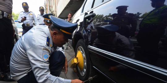 Di Tanjungpinang, mobil parkir sembarangan akan digembok