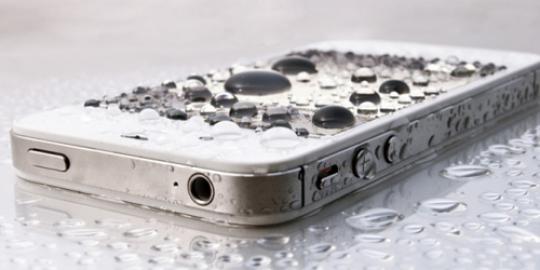 7 Tips untuk selamatkan ponsel yang tercebur ke air