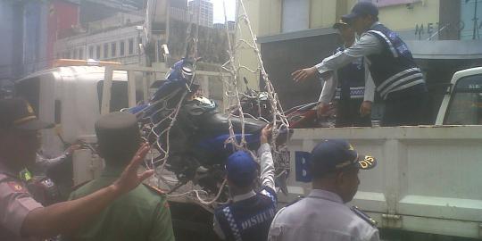 Parkir sembarangan di Tanah Abang, puluhan motor di angkut