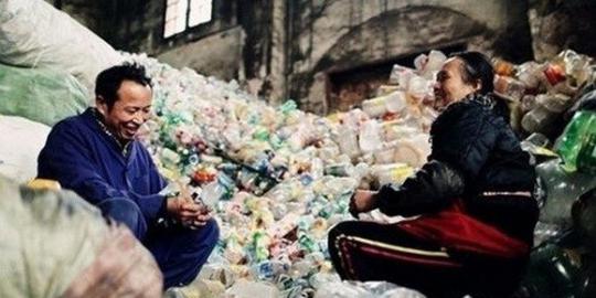 Pasangan China daur ulang 7.000 botol sehari buat sekolahin anak