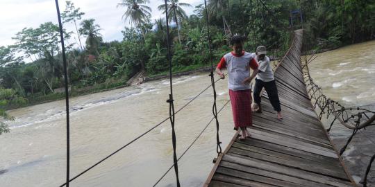 Nestapa warga Banten lewati jembatan rusak