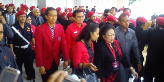 Wakilkan semua agenda gubernur, Jokowi hadiri HUT PDIP