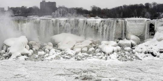 Cuaca ekstrem, air terjun Niagara membeku