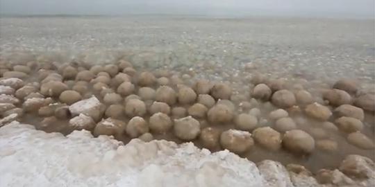 Akibat polar vortex, Danau Michigan dipenuhi 'bakso'