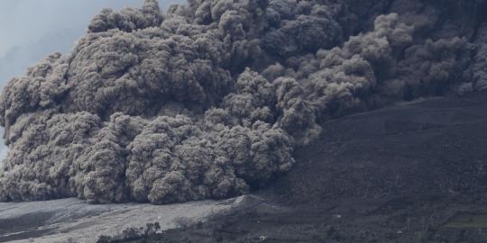 Sinabung masih terus muntahkan abu vulkanik