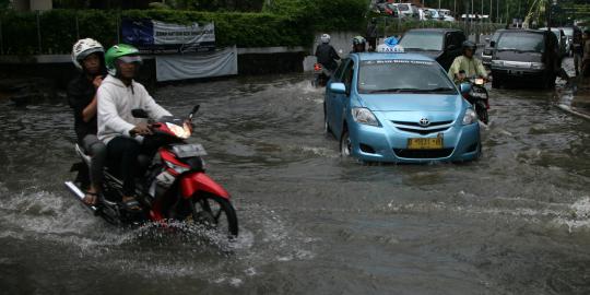 Jakarta hujan sejak pagi, jalanan tergenang, pintu air aman