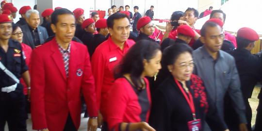 Jokowi cium tangan Mega: Itu budaya Indonesia, jangan sok modern