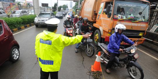 TB Simatupang terputus, pengendara motor masuk tol