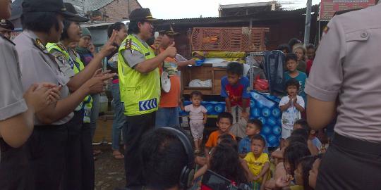 Polwan hibur anak-anak korban banjir di Kalibata