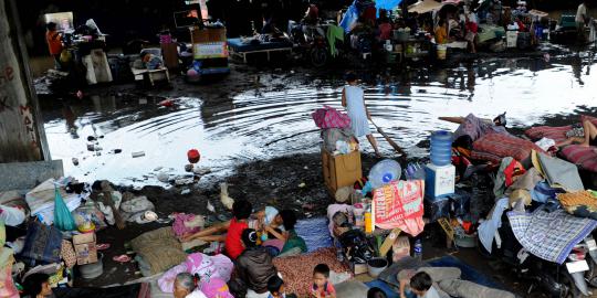 Dua hari bertahan di atap masjid, sepasang lansia dievakuasi