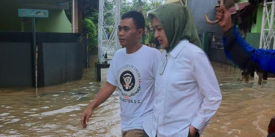 Airin saat basah-basahan tinjau banjir di Tangsel