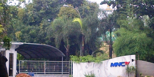 ditutupi spanduk tpi rev2