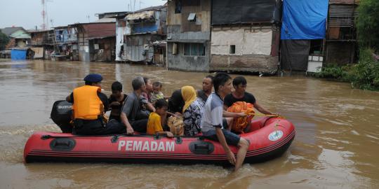 Perjuangan tim SAR evakuasi korban terjebak banjir Kampung Pulo