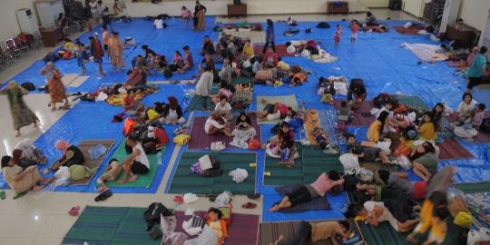 Kondisi warga korban banjir Bidara Cina mengungsi di GOR Otista