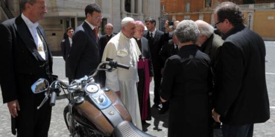 Paus Fransiskus jual motor Harley buat sumbang kaum miskin