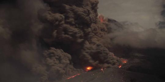 Letusan dahsyat Sinabung disertai muntahan abu dan lahar panas