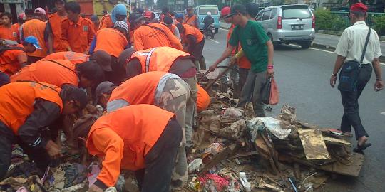 Banjir surut, giliran gunungan sampah kepung Jakarta Timur