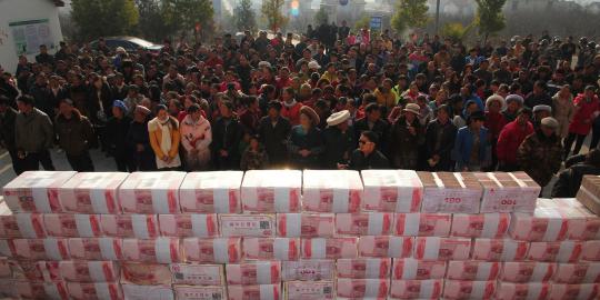 Warga China antre pembagian uang Rp 26 miliar