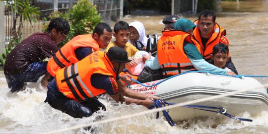 100 Personel Polair keliling Jakarta bantu korban banjir