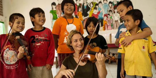 Aksi violis Italia Sara Michiel peduli anak jalanan di Indonesia