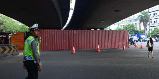 Urai kemacetan, Wakasat Lantas Jakarta Utara tertabrak kontainer