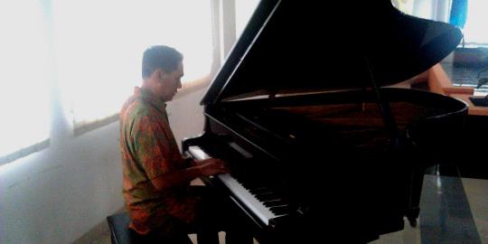 Main piano, Gita Wirjawan iringi mahasiswa nyanyi Padamu Negeri