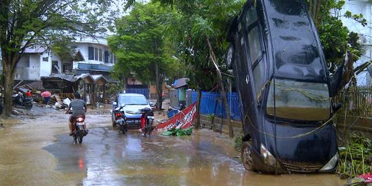 Dahsyatnya banjir Manado, mobil nyangkut pohon, jembatan putus