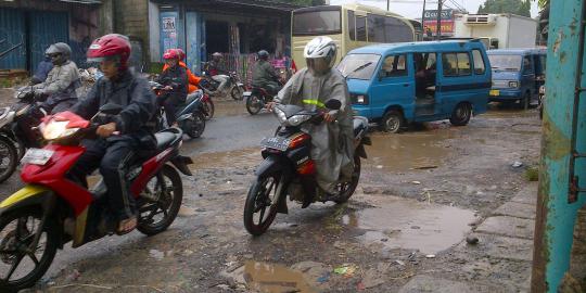 Jalan berlubang di Pondok Cabe hantui pengendara