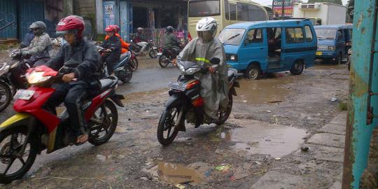 Jalan RE Martadinata di Pondok Cabe rusak, banyak kubangan air