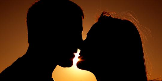 7 Jenis ciuman yang diimpikan para wanita