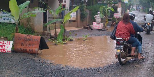 Banjir, jalan-jalan di Jakut rusak parah