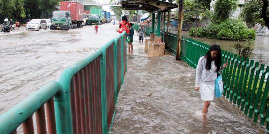 Pemandangan banjir masih menghiasi sudut Ibu Kota