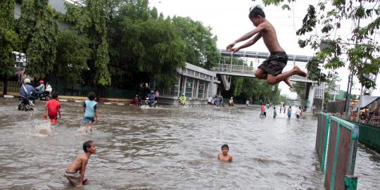 Jokowi: Biasa banjir naik dipakai buat serang menyerang