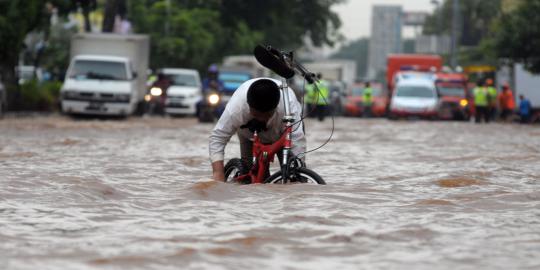 Banjir 30 cm rendam Jalan Boulevard, Kelapa Gading