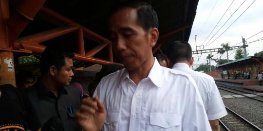 Pantau banjir di Kalideres, Jokowi terjun tanpa alas kaki