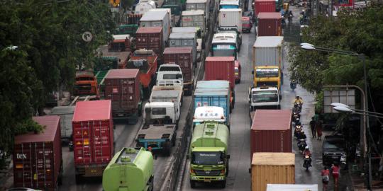 Akses Tanjung Priok banjir, ratusan truk mengular di Yos Sudarso