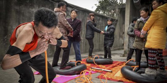 Ekstrem, pria di China ini tiup ban dengan hidung